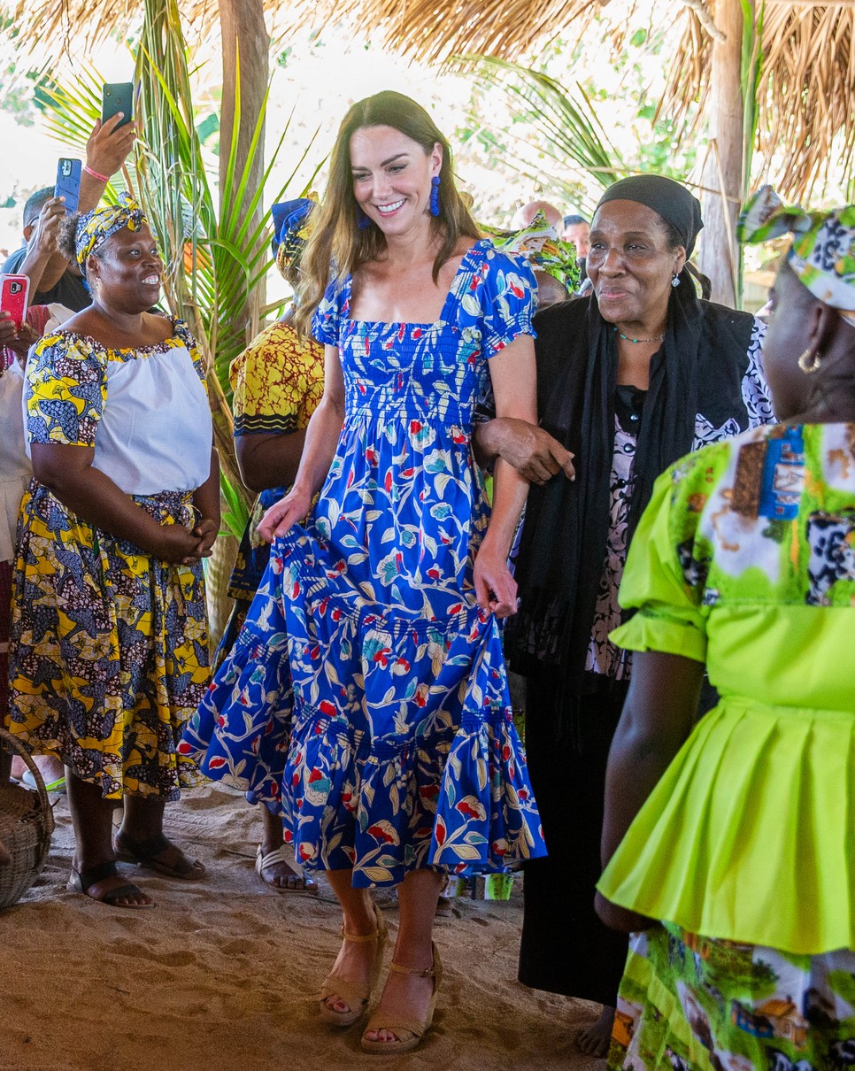 Kate Middleton karibi kék szettje a tökéletes tavaszi ruha!