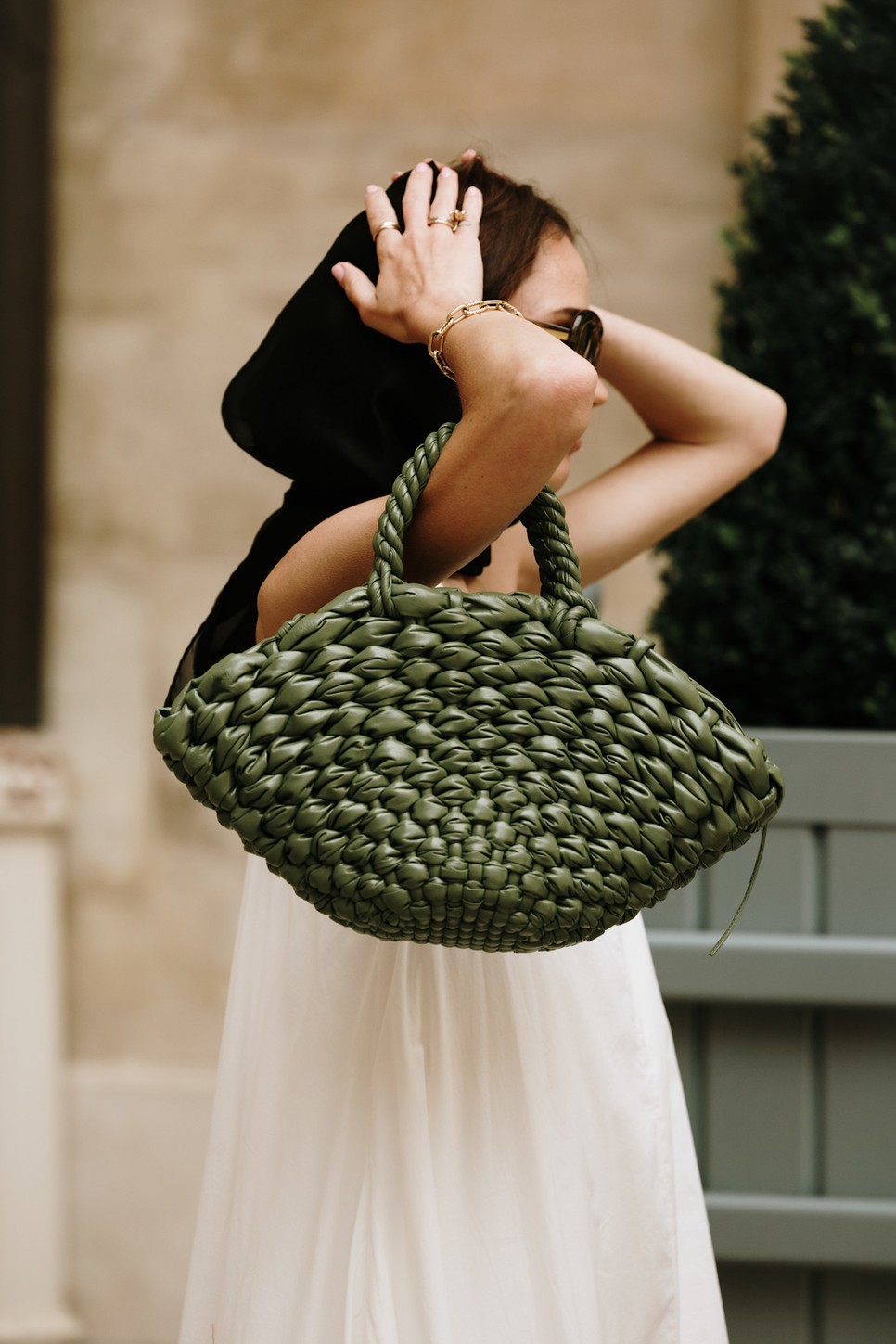 A legszelídebb nyári táska trend képviselői a fonott bőr darabok, igazi klasszikusok