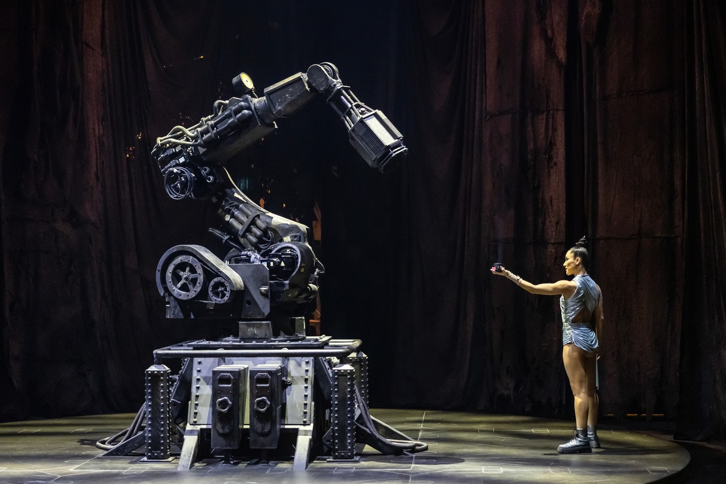 A Millenáris brutalista tereiben a Recirquel életre kelti Dido és Aeneas mitikus szerelmét – cirkusz, tánc és rituálé határán