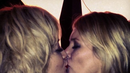 Kate Moss és Rita Ora forró csókja