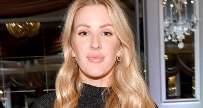 Ellie Goulding megmutatta eljegyzési gyűrűjét, és hogy a kockás és csíkos tökéletes együtt!