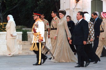 Ránija jordán királyné már férje koronázásán is ellopta a show-t 1999 júniusában. Meseszép Elie Saab kreációjában nem lehetett nem rá figyelni. 