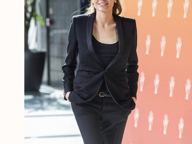 Angelina Jolie ismét feketében!