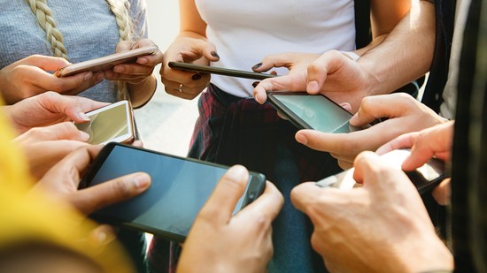 Kiszámíthatatlan idők: így formálja át a közösségi média a gyermekek életét 2025-ben