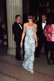 1996-ban egy spagettipántos, földig érő, kék-fehér virágmintás ruhában tündökölt a Metropolitan Museum of Art Christian Dior kiállításán.