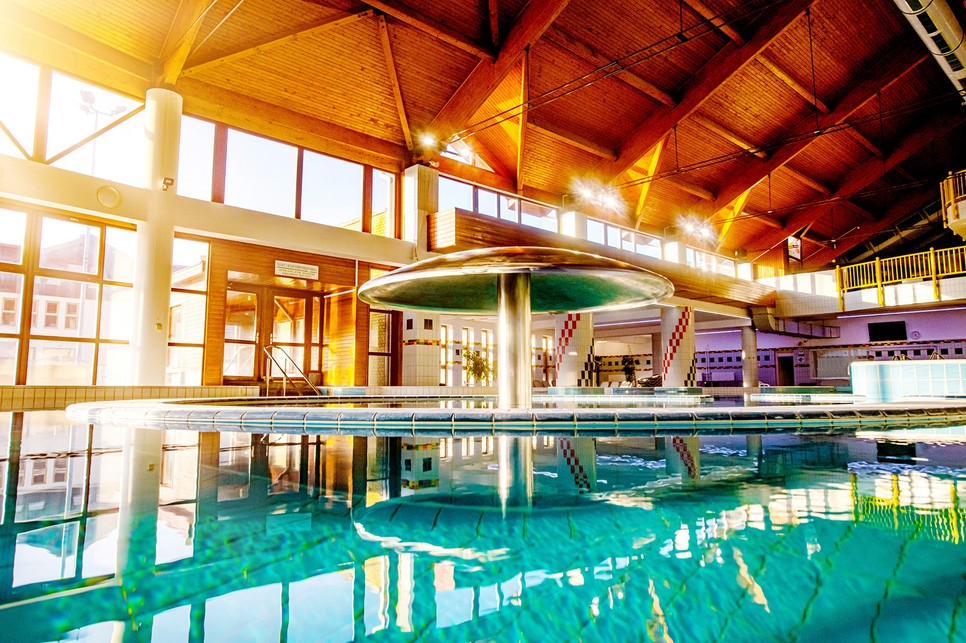 Fűtött folyosó köti össze a szállodát a fürdővel