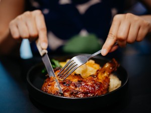 Így jelezheti a tested, ha túl sok húst eszel