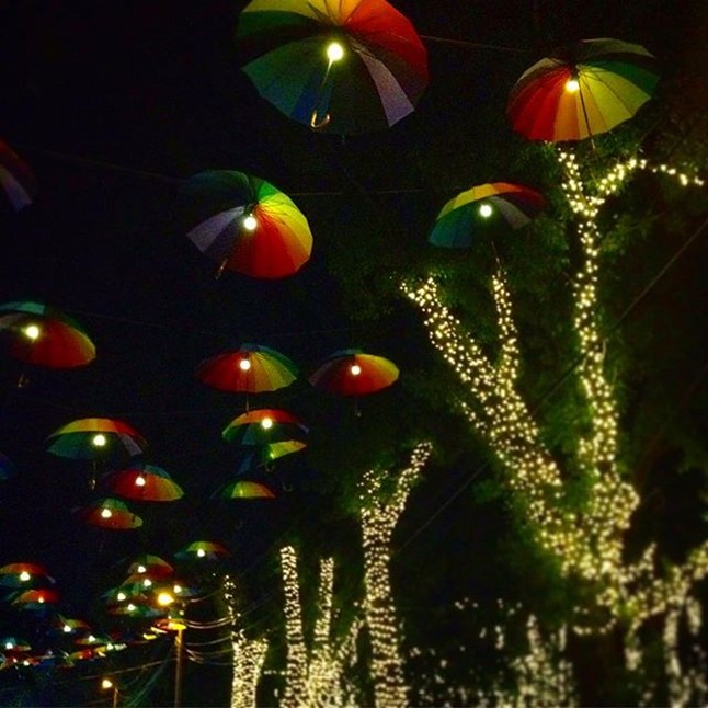 És búcsúzóul a Sziget világító színes esernyői.