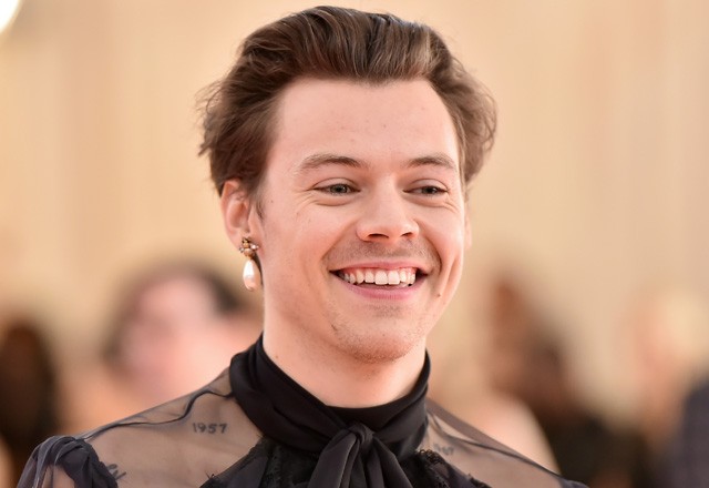 Harry Styles gyöngy fülbevalója