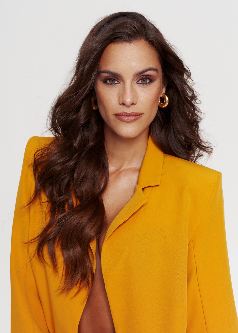 Minden felkérés rengeteg háttérmunkát és felkészülést igényel, Gelencsér Timi mindennap versenyt fut az idővel - Zakó: SUGARBIRD, Fülbevaló: COS