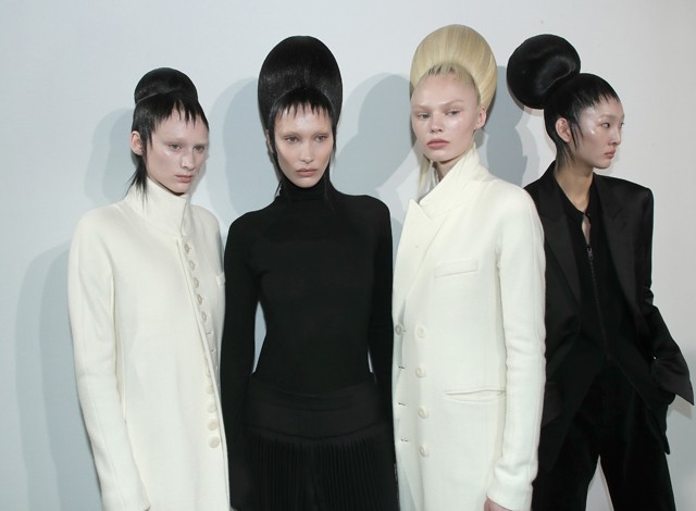 Vigyázz megálmodod: Bella Hadid vámpírként vonult a kifutón