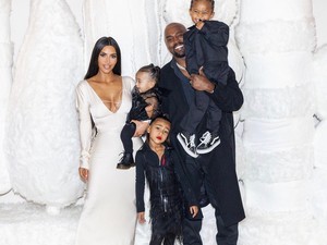 Kim Kardashianék karácsonyi fotója sokkal felháborítóbb még annál is, mint elsőre látszik