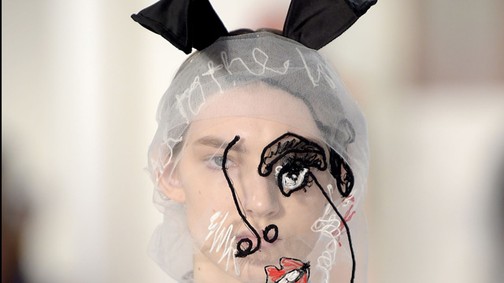 Kiátkozták a divattervezőt, erre mi van? Annyira zseniális kollekciót készített, hogy csak lesünk