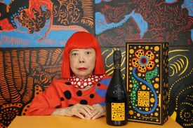 Yayoi Kusama és az általa tervezett új Veuve Clicquot pezsgősüveg