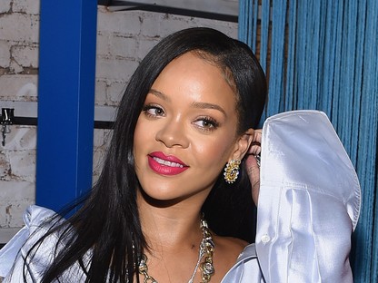 Rég volt olyan szexi Rihanna, mint ebben az ezüstruhában