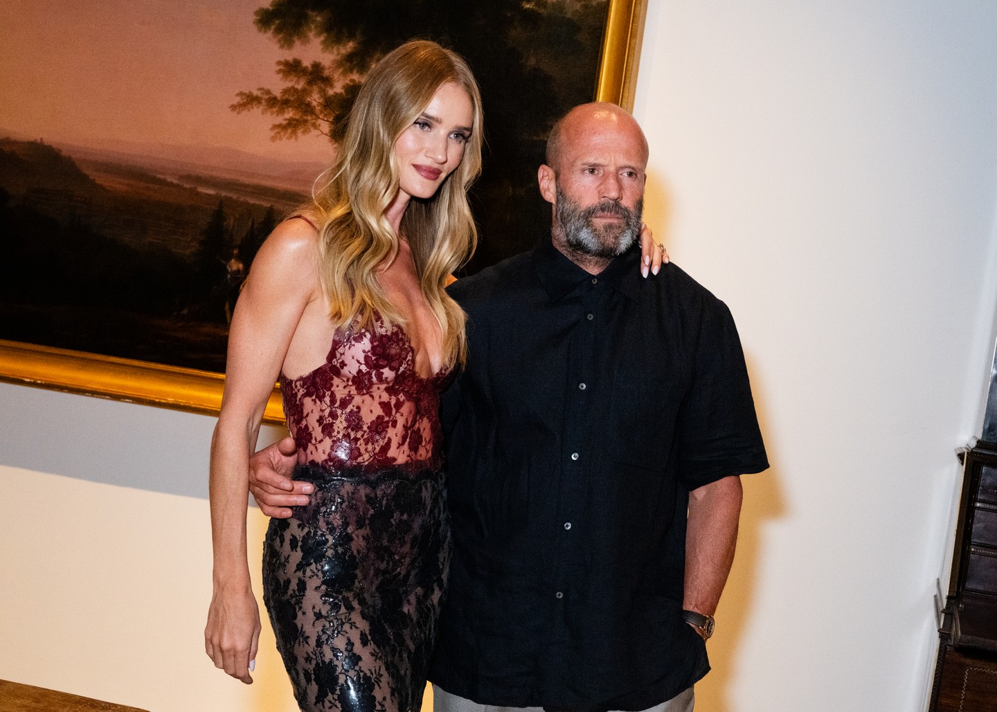 20 év - Rosie Huntington-Whiteley és Jason Statham 2009 óta vannak együtt. A brit pár egy londoni partin találkozott és szinte azonnal egymásba szerettek. Azóta is szilárd kapcsolatban élnek. 2016 januárjában eljegyezték egymást, majd 2017. június 24-én megszületett első közös gyermekük, Jack Oscar nevű fiuk. Öt évvel később, 2022. február 2-án egy kislánnyal, Isabella Jamesszel bővült a családjuk. Bár a listából kilógnak, mivel nincsenek összeházasodva, nagyjából 10 éve jegyben járnak.