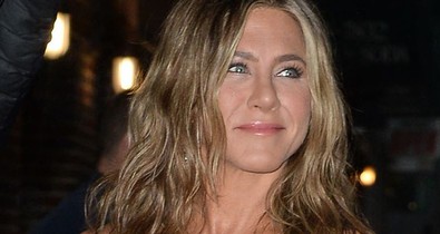 Jennifer Aniston ennyire furcsa ruhában még sosem lépett a vörös szőnyegre