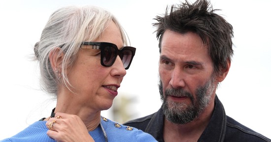 Akár a tinédzserek: ritkán látott szerelmes fotók készültek Keanu Reevesről és barátnőjéről