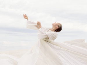 Nemcsak a dal tökéletes, de a ruhák is elképesztőek Harcsa Veronika és Gyémánt Bálint új klipjében