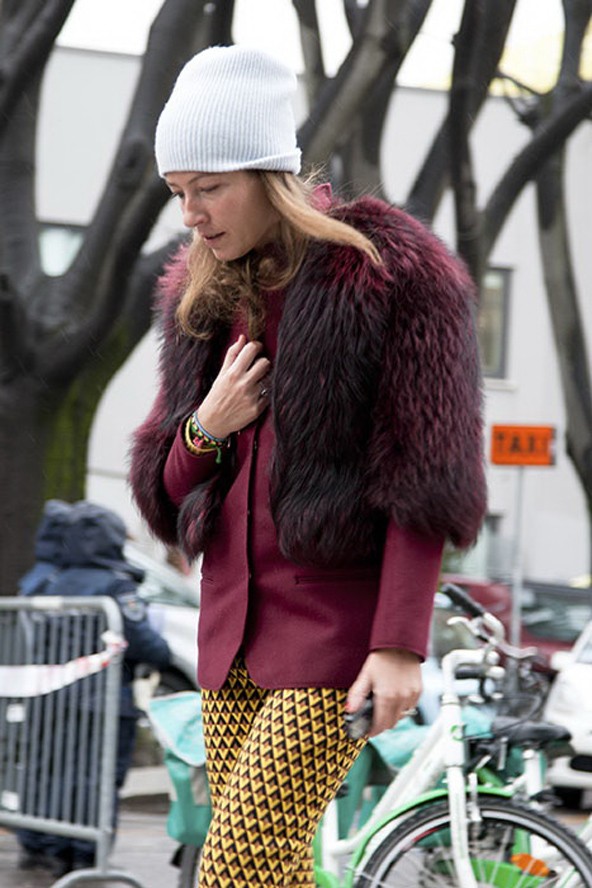 Egy rövidebb bundamellény nem csak melegen tart, de ha extrém színt választasz, akkor fel is tudja dobni a szetted.