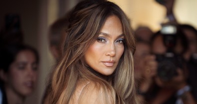 Jennifer Lopez meztelenruhája a merészség és az elegancia tökéletes találkozása