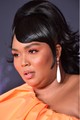 Lizzo narancsos sminkje és a látványos frufrus lófarok nagyon izgalmas párosítás volt.