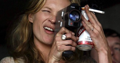 Kate Moss nem bírja cigi nélkül