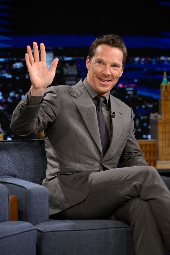 New York, 2022. május 3. – Benedict Cumberbatch stílusos szürke öltönyben tűnt fel a The Tonight Show Starring Jimmy Fallon című műsorban, ahol oldott hangulatban beszélgetett a műsorvezetővel.