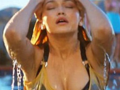 Gigi Hadid dögös űrlény Calvin Harris klipjében