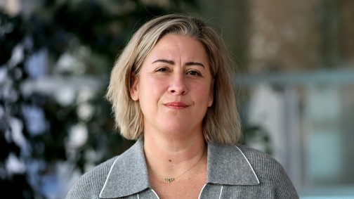 Giséle Pelicot lányának megrendítő vallomása: „Egyszerre vagyok áldozat, és az elkövető gyermeke” 