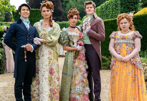 A Bridgerton színésznője izgalmas meztelenruhában tündökölt a vörös szőnyegen, mindenkit elbűvölt