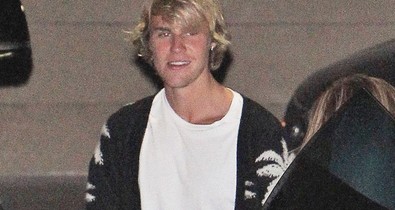 Justin Bieber zokniban bulizik és úgy táncol, mint egy óvodás!