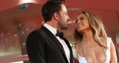 Jennifer Lopez eljegyzési gyűrűje ezt a 3 szót rejti