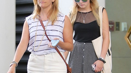 Ezt nem hiszed el! Reese Witherspoon a saját lányának ikertestvére