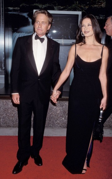 Catherine Zeta-Jones és Michael Douglas között 25 év korkülönbség van, de kapcsolatuk 1998-as találkozásuk óta töretlen. Az Oscar-díjas színészek 2000-ben házasodtak össze, és két gyermekük született. Több nehézséget is átvészeltek, például Michael betegségét és Catherine bipoláris zavarát, de ezek csak még jobban összekovácsolták őket. Ez a kép 1997-ben készült, amikor még jobban látszott köztük a korkülönbség, ma már ez látszólag szinte elenyészőnek tűnik. A pár idén ünnepelte a 24. házassági évfordulóját.