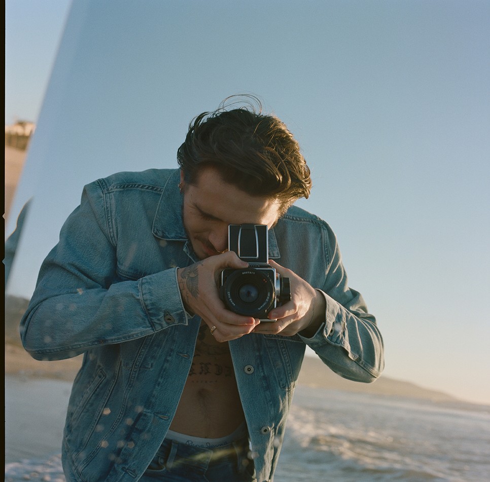 Ezt csinálja Brooklyn Beckham a zuhany alatt, és reméljük, te is!