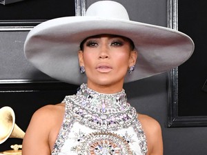 Jennifer Lopez olyan szexi cowgirl volt, hogy Lady Gaga is rámászott a vörös szőnyegen