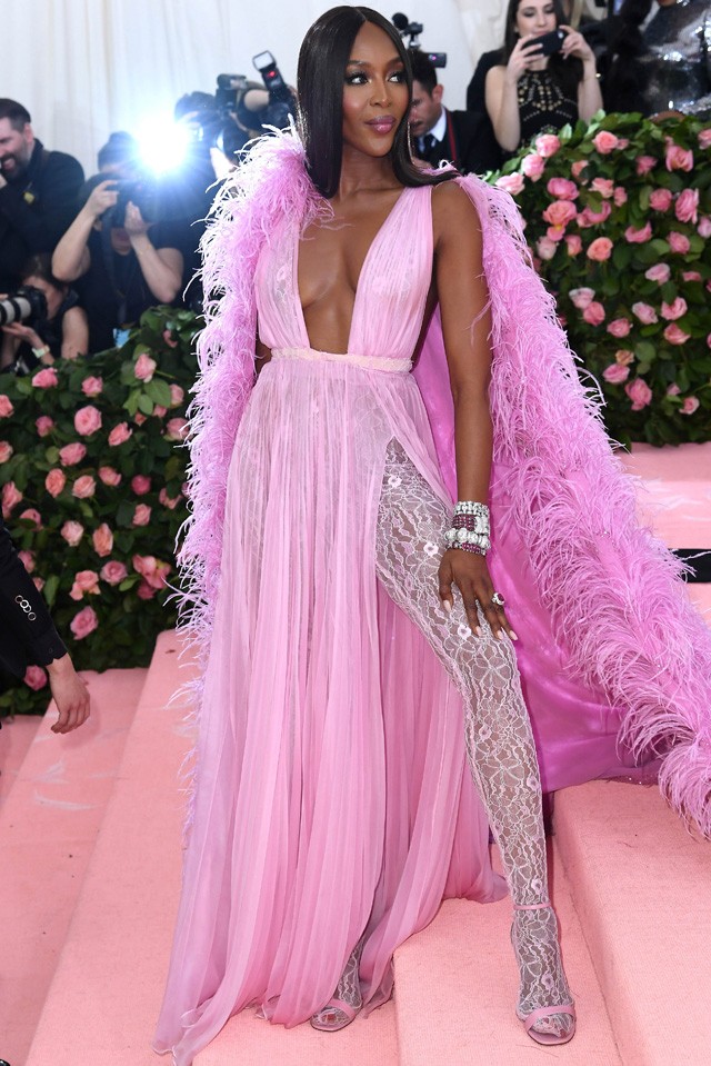 Naomi Campbell szexi Valentinóban.