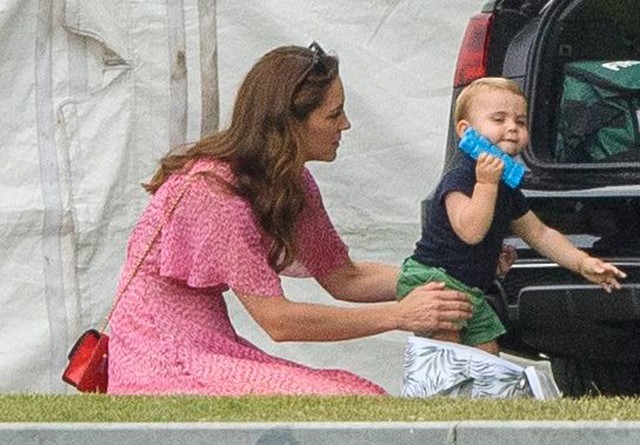 Katalin hercegné gyönyörű anyuka: ilyen vidáman játszadozott három gyermekével