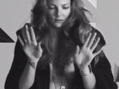 Istennő! - Mihalik Enikő videóban vetkőzik