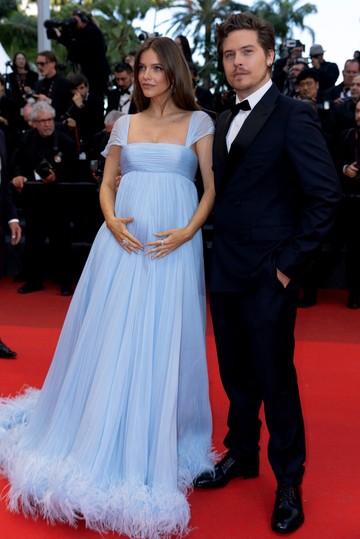 Palvin Barbara a cannes-i filmfesztiválon egy babakék, lágy esésű Miu Miu ruhakölteményben tudatta a nagyvilággal, hogy gyermeket vár. A fanok egy része szerint szerint a színválasztással a modell titokban megüzente: kisfiút hord a szíve alatt. 