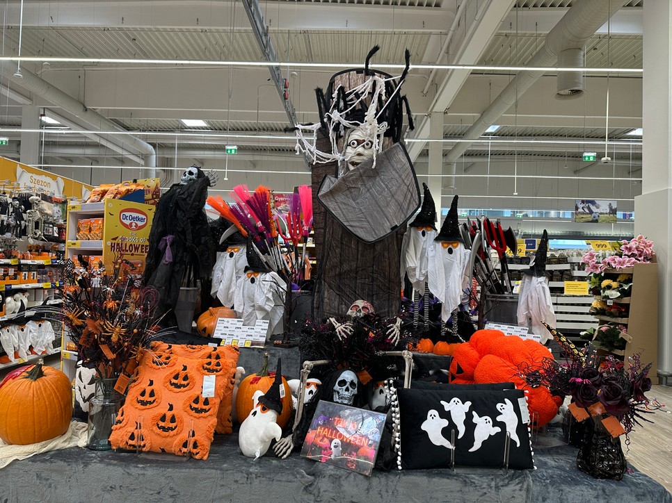 Halloween 2026: a Tesco halloweeni dekorációi iránt is egyre nagyobb a kereslet, a magyarok már október elején elkezdik az ünnepi készülődést
