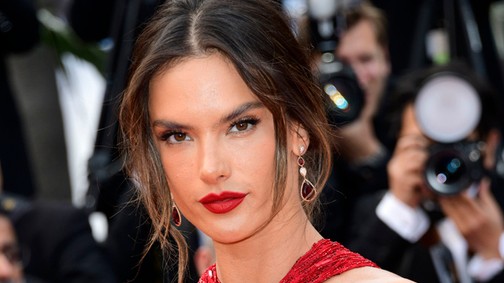 Villant a bugyi megint - Alessandra Ambrosio-show Cannes-ban