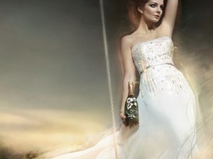 Mihalik Enikő tündérként hintázik egy pezsgőreklámban