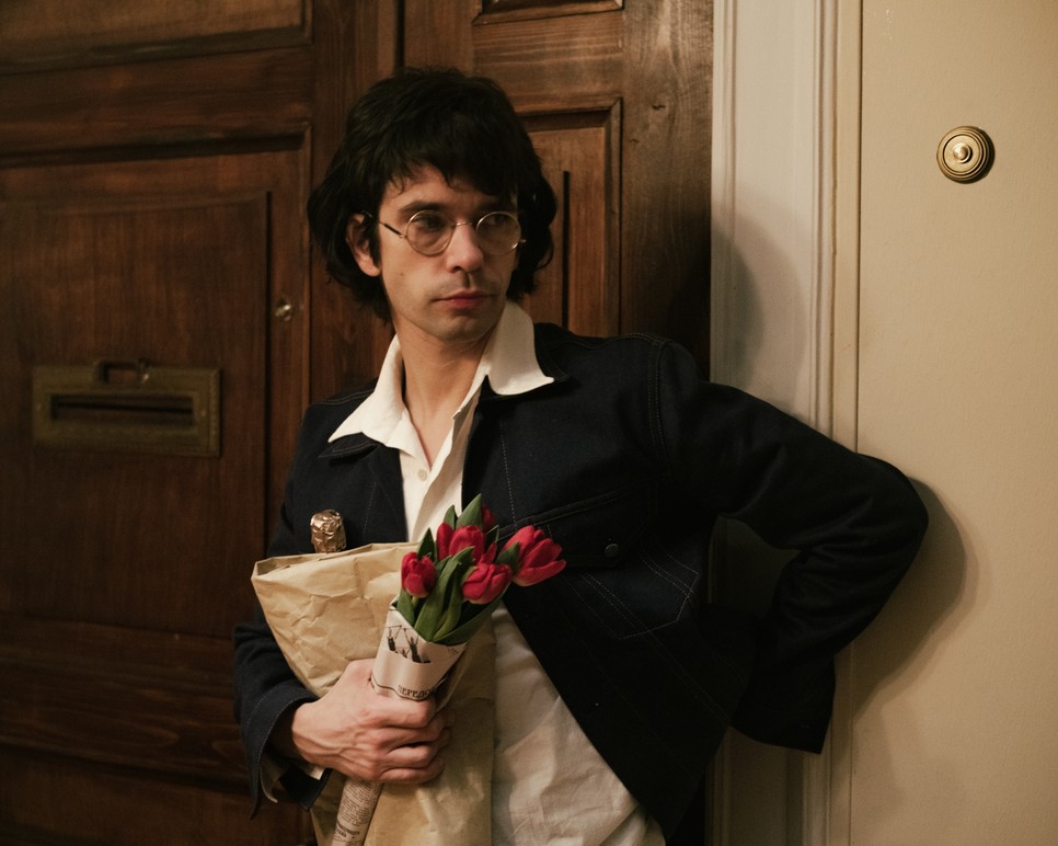 Ben Whishaw meglepő választás a radikális szovjet költő szerepére, de kiderül, hogy a legjobb döntést hozta vele a rendező