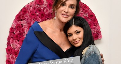 Kylie Jenner most sokkal jobban ragaszkodik apukájához, Caitlyn Jennerhez mint bármikor. Ezért!