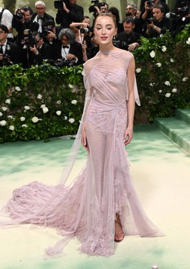 Phoebe Dynevor a 2024-es Met-gálán egy áttetsző, tüll pucérruhában vonzotta magára a tekinteteket, amit Victoria Beckham tervezett. 