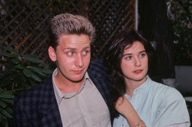 Demi Moore és Emilio Estevez, amint az 1985-ös Szent Elmo tüze című romantikus vígjátékot népszerűsítik