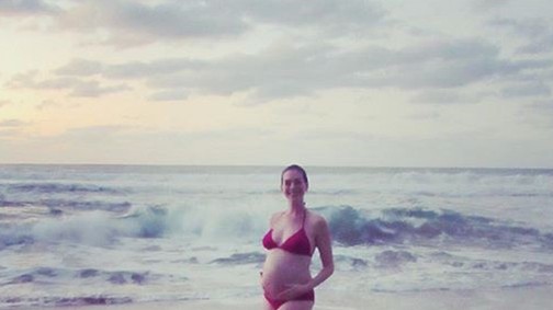 Bikiniben mutatta meg hatalmas pocakját Anne Hathaway!