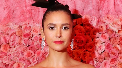 Nina Dobrev egy aprócska ruhában mutatta meg formás lábait a vörös szőnyegen
